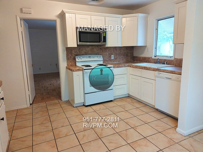 Building Photo - This centrally located Riverside duplex will go fast!!