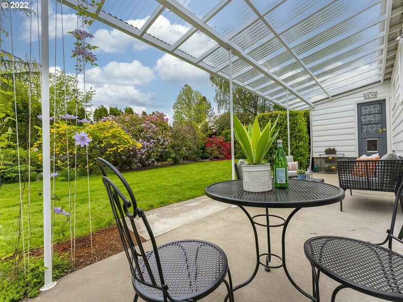 Stay Dry Back Porch - 8535 SW 58th Ave