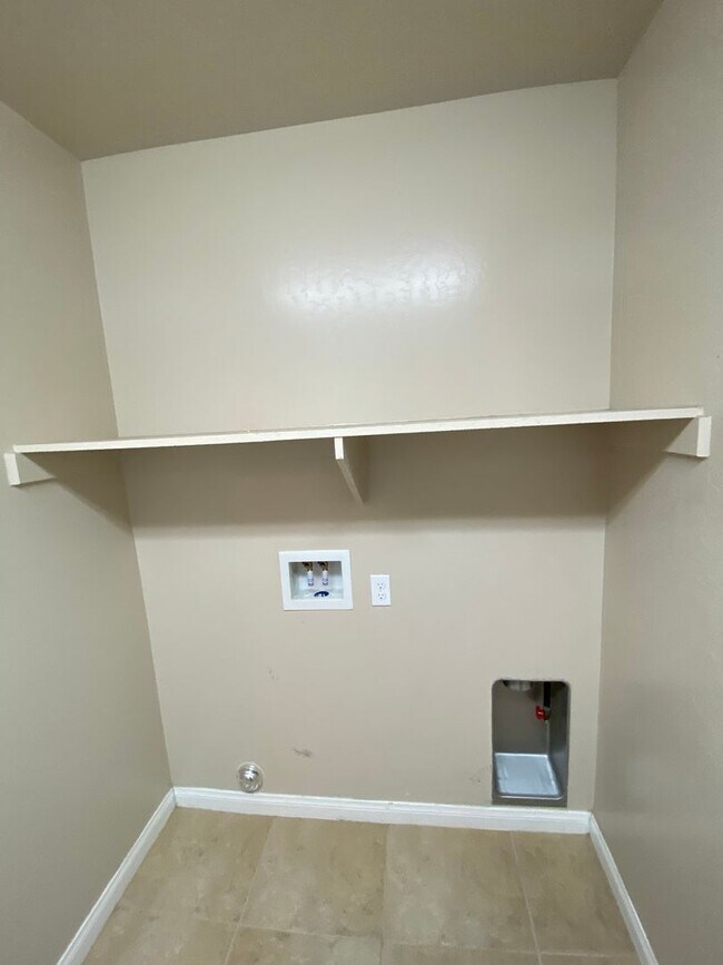 Building Photo - Gorgeous 5 BD 3 BA home available for rent...