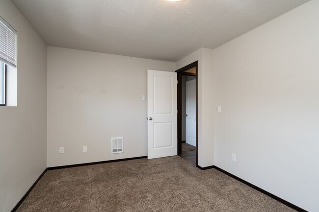 Building Photo - 219 Lodean Dr