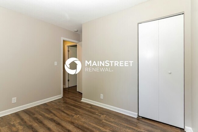 Building Photo - 3 Bedroom Pet-Friendly Home in Louisville, KY with Main Street Renewal