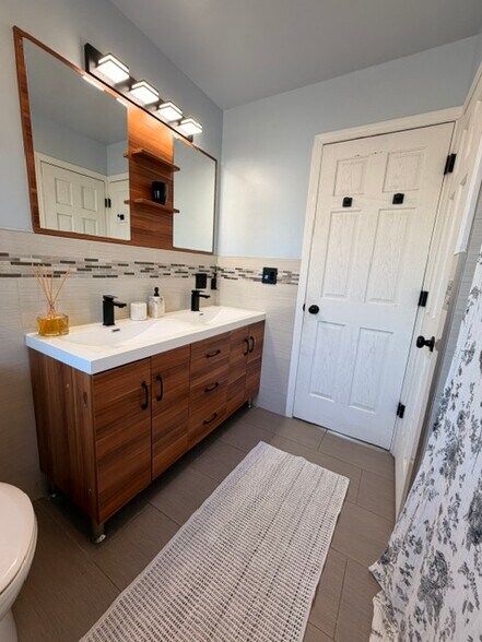 Main floor Bathroom - 4605 Prairie Ave