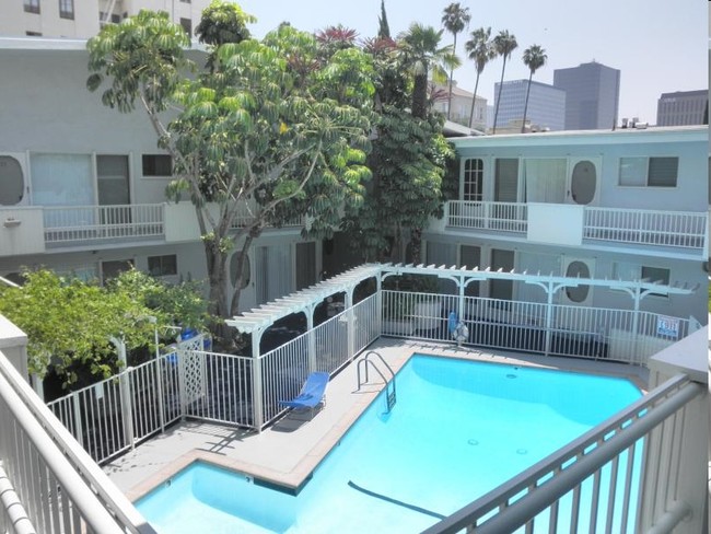 Pool/Courtyard - Catalina Tropics