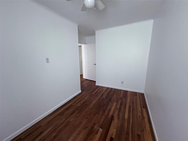 Building Photo - 414 E Chester St