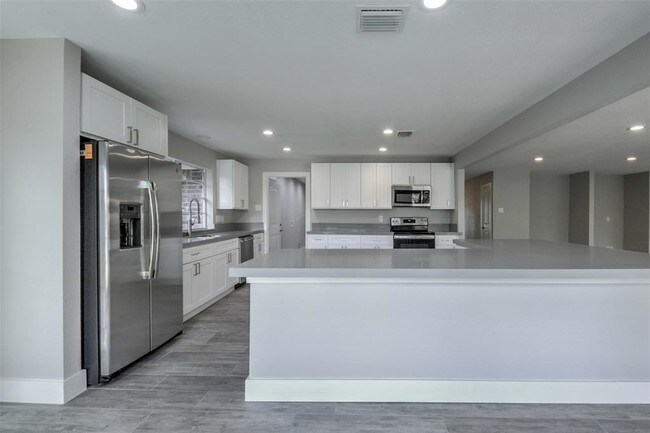 Building Photo - 915 Brook Forest Dr