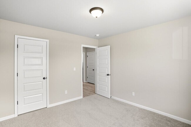 Building Photo - Like new, Move in Ready.