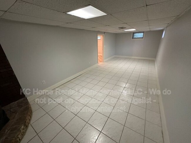 Building Photo - 10700 E 28th Terrace S