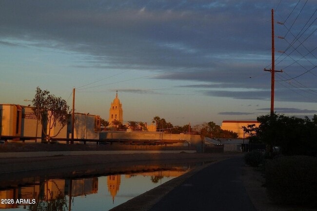 Building Photo - 750 E Northern Ave