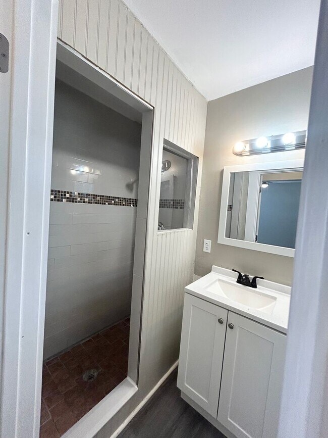 Building Photo - Charming 3-Bed, 2-Bath Home in Northeast S...