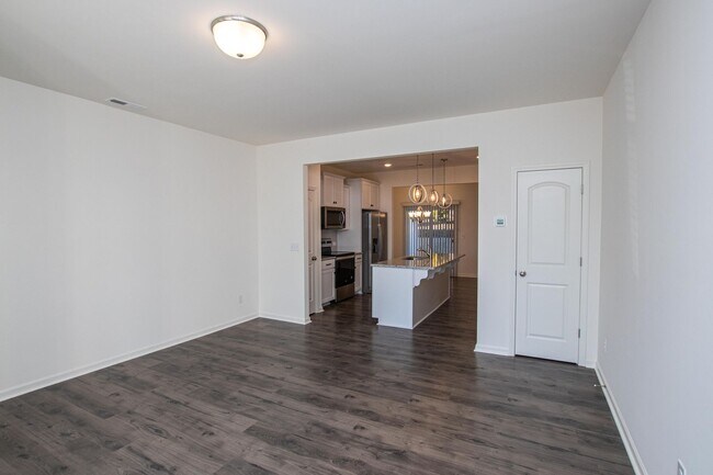 Building Photo - BEAUTIFUL 2 Bedroom Townhome in MIDLAND AVAILABLE JUNE 2026