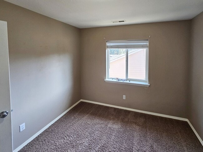 Building Photo - 703 Sitka Deer Ct NW