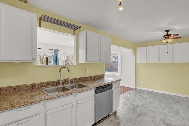 Building Photo - 512 Squire St