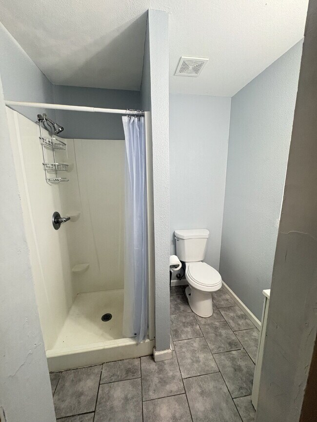 Building Photo - Open floor plan, four-bedroom two-bathroom with washer and dryer