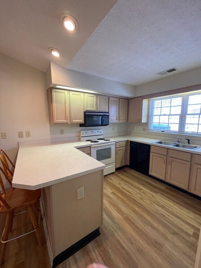 Building Photo - Townhouse for Rent on Emerald Drive