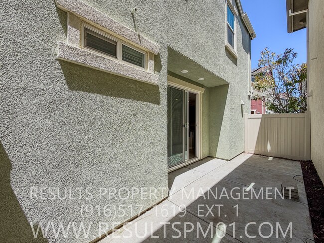 Building Photo - Beautiful Roseville 4 Bedroom Home