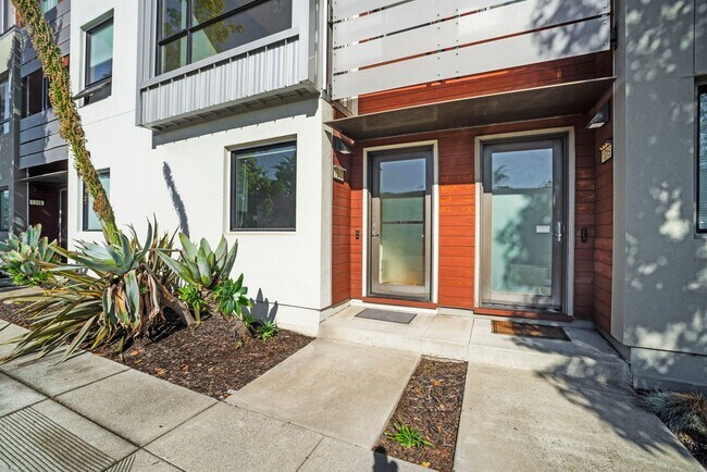 Building Photo - Townhome with EV Ready Garage!