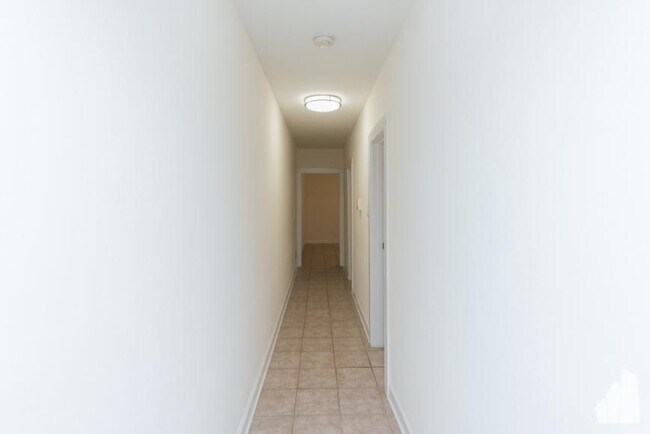 Building Photo - 2 bedroom in Chicago IL 60625