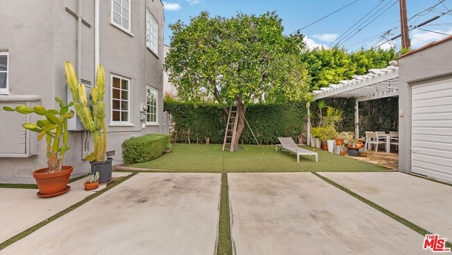 Building Photo - 434 N Genesee Ave