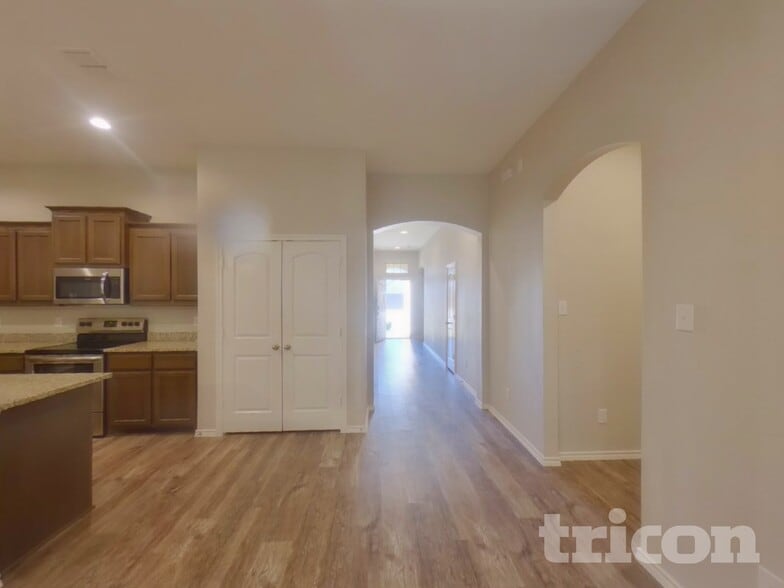 Building Photo - 2565 Hadley St