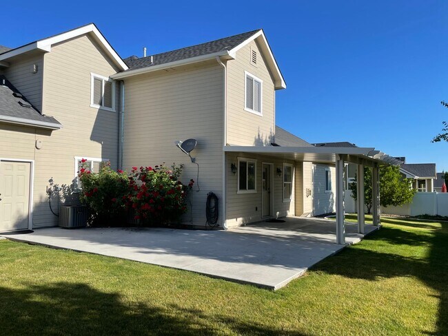 Building Photo - Beautiful 3-bedroom home on a large corner lot!