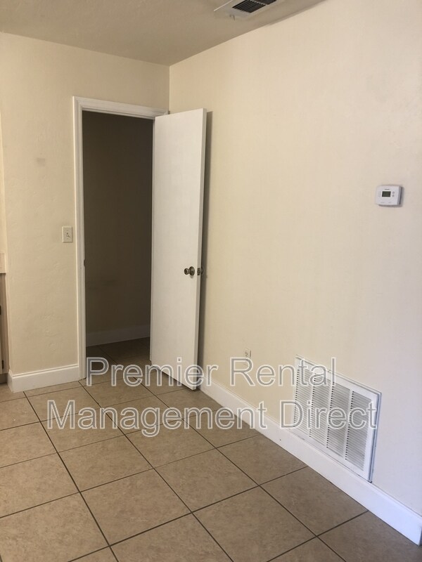 Building Photo - 1306 Shady Terrace