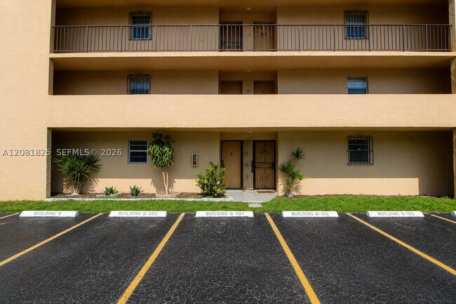 Building Photo - 8895 Fontainebleau Blvd