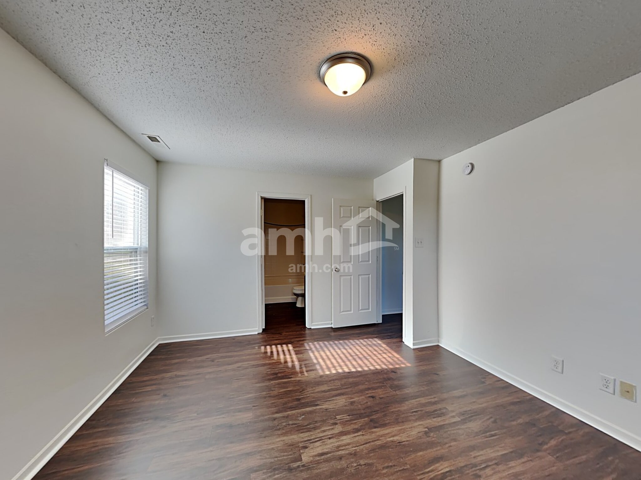 Building Photo - 527 Bourneside Dr