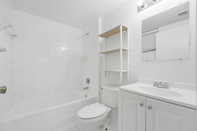 Building Photo - SPACIOUS 2/2 UNIT CENTRALLY LOCATED