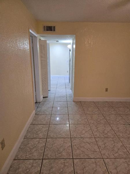 Building Photo - 5461 SW 38th Ct