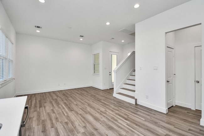 Building Photo - 9020 Laverne Laurel Ln