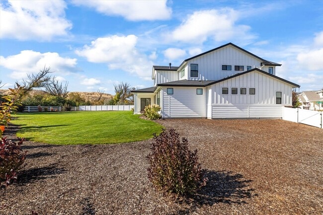 Building Photo - Luxury 5-Bed + Bonus + RV Garage Home for ...