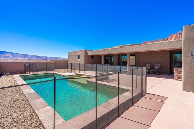Building Photo - Exquisite Custom Home in Prestigious Commu...