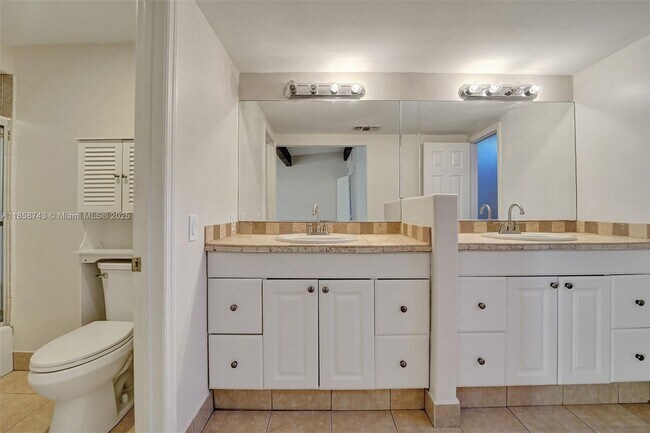 Building Photo - 760 E Coco Plum Cir