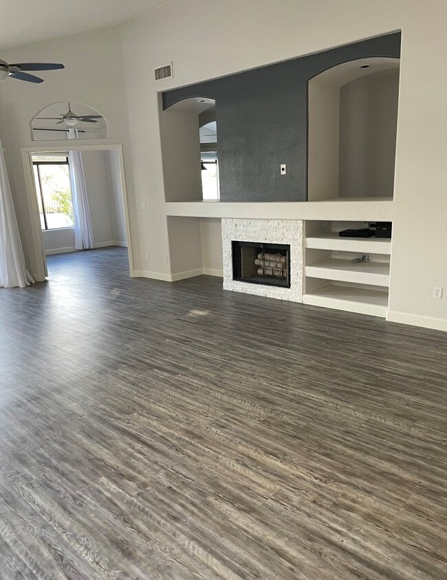 Building Photo - 275 E Ashurst Dr