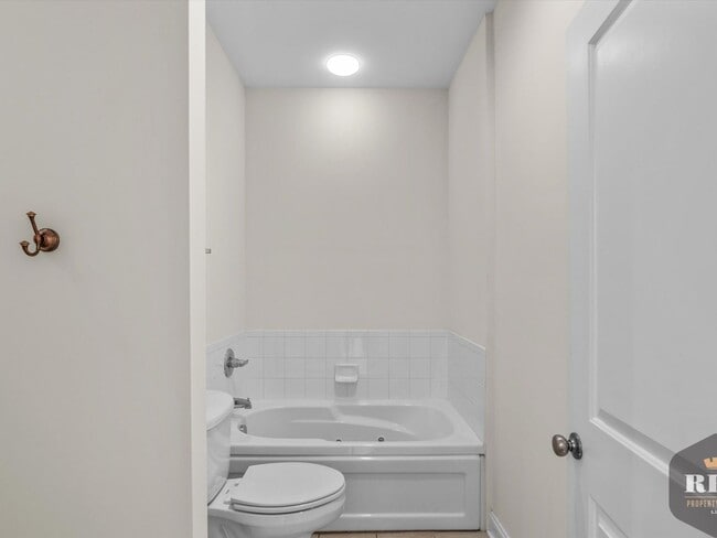 Building Photo - 3 Story Townhome, New Wood Floors, Great W...