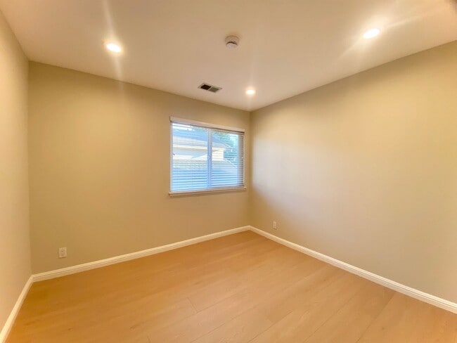 Building Photo - Gorgeous 4-bedroom Home Located in Cameron Hills Neighborhood of Fremont!