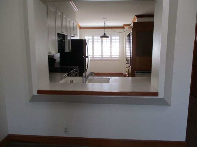 Building Photo - The Boardwalk in La Jolla 2 bdr 2 bath 3 f...