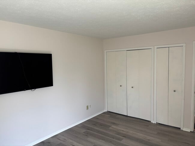 Primary Photo - 250 Deepwood Dr
