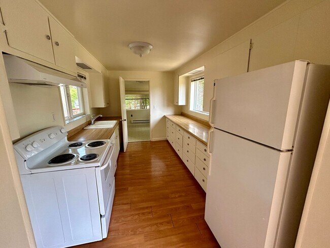 Building Photo - Freshly painted large home near Everett Mall AVAILABLE NOW