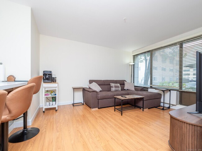 Building Photo - 300 Broad St