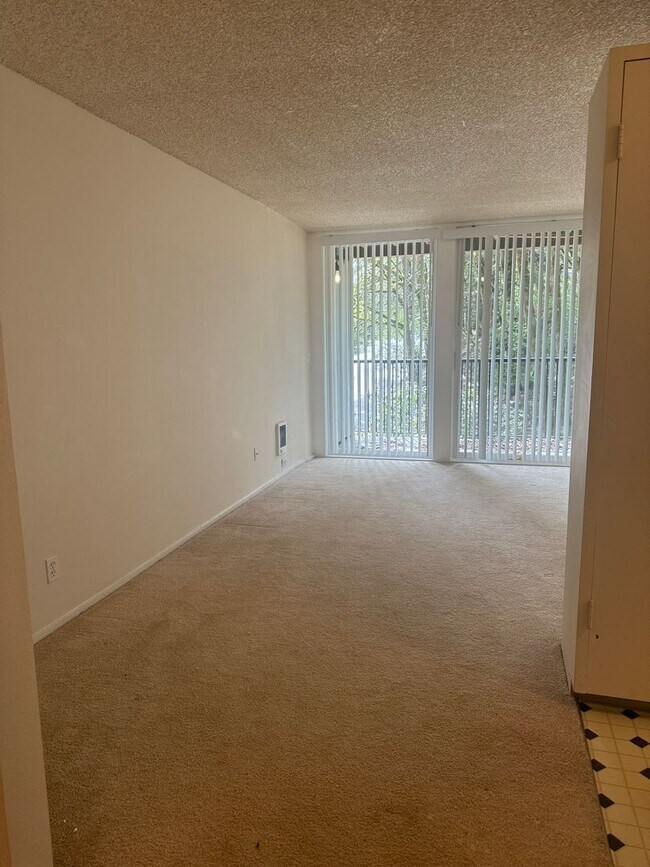 Building Photo - Refreshed Rental Rate One-Bedroom Condo Lo...