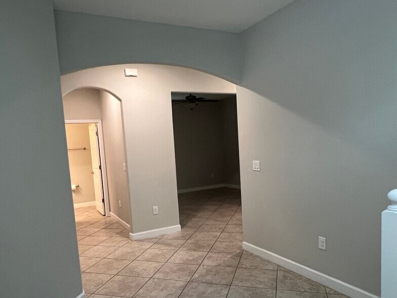 Building Photo - 923 Terra Vista St