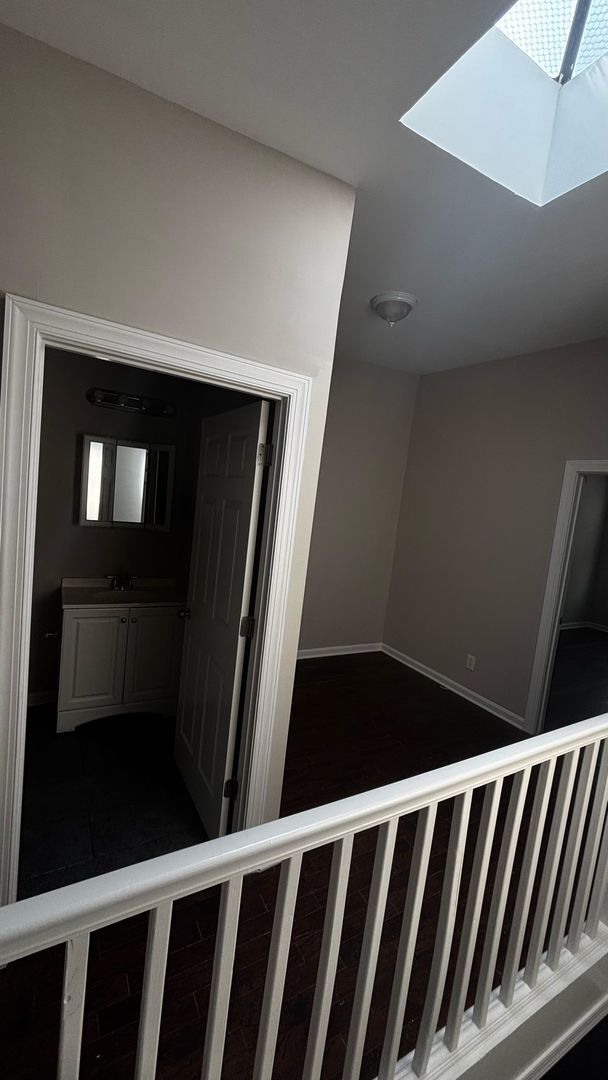 Building Photo - 2 Bedroom 1 bathroom with central air town...
