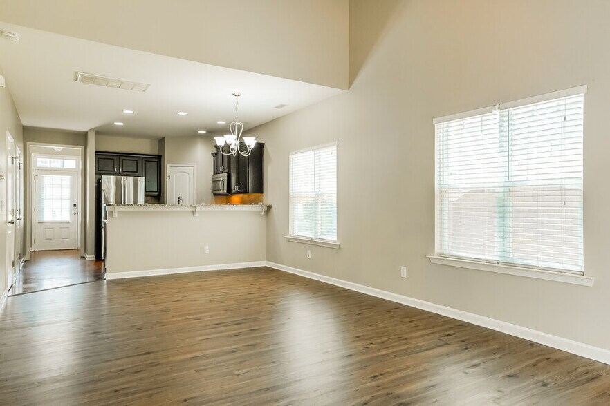 Building Photo - 636 Smith Ridge Way