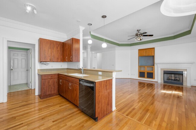 Building Photo - 8422 Bampton Dr