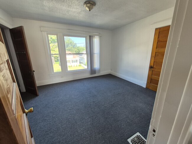 Building Photo - 635 S 39th St