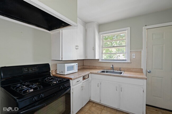 Building Photo - 902 1/2 Gladstone Blvd-