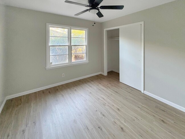 Building Photo - 512 E Mesa Dr