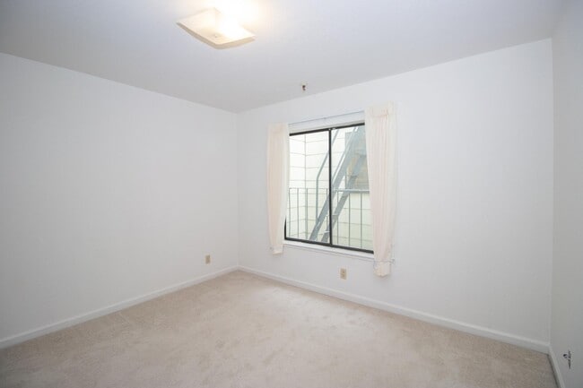 Building Photo - Spacious 3 Bed/2 Bath Flat with Stunning City Views | AMSI | Alexandr Metlinski