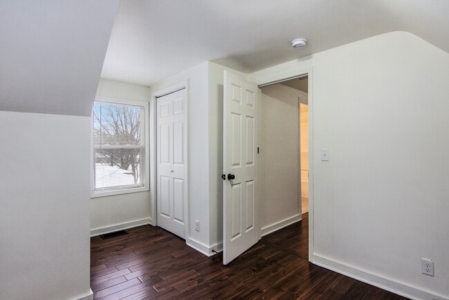 Building Photo - 218 E Milham Ave